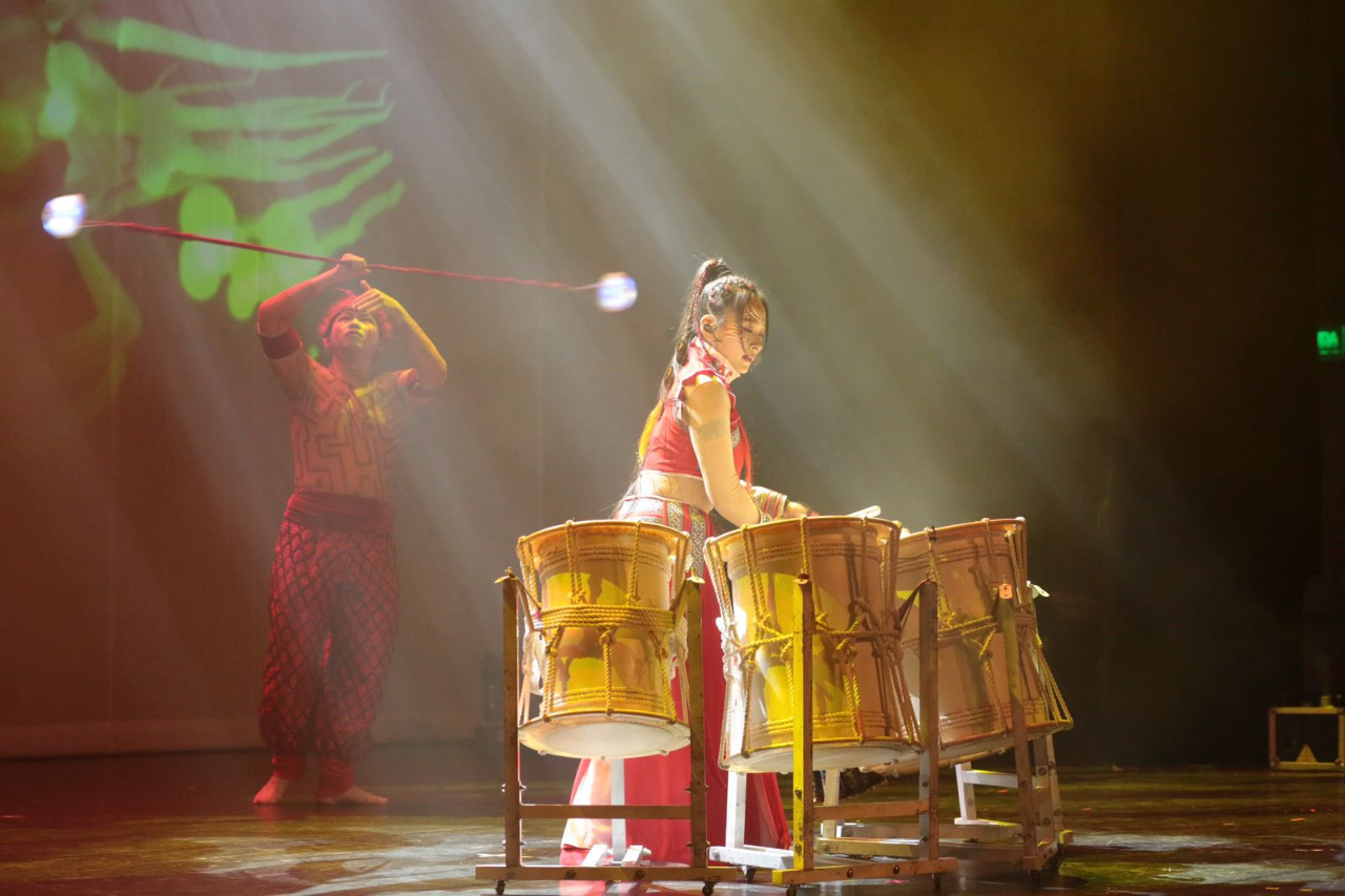 融合現代雜技與動感擊鼓的演出情形。