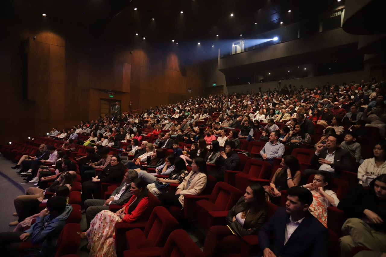 為慶祝中華民國(台灣)112年雙十國慶，由僑委會籌組的舞鈴劇場於9月28日在巴拉圭中央銀行演藝廳辦理了一場融合扯鈴、歌唱、舞蹈、現代馬戲、視覺效果與劇場技術的演出。這項活動由旅巴台灣僑社籌辦，駐巴拉圭大使館協辦，巴國民眾與僑胞出席踴躍。