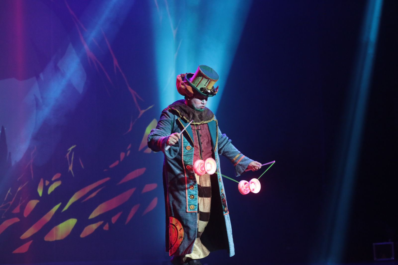 演出人員服飾考究，穿插傳統扯鈴技術與聲光效果，與觀眾逗趣互動演出情形。