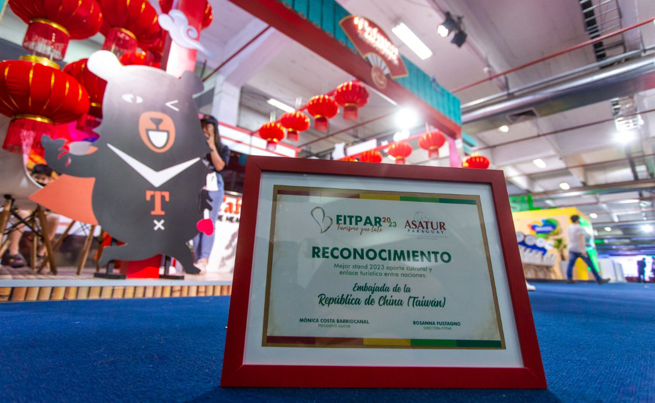 駐巴拉圭大使館於10月13日至15日參加2023年巴拉圭國際旅展(FITPAR 2023)，在三天的文化分享、觀光景點介紹、美食饗宴與互動遊戲後，台灣館獲主辦的巴國觀光部頒發最佳文化貢獻與觀光連結獎。
