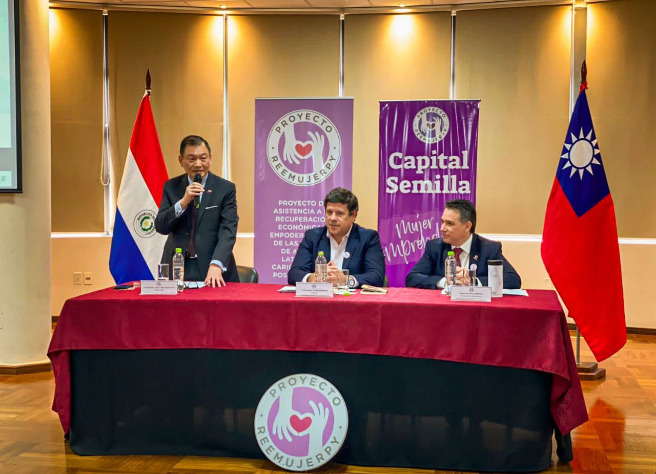 駐巴拉圭技術團與巴國工商部於9月7日(週四)在巴國工商部禮堂舉行第四期婦女賦權計畫種子基金徵選開跑活動，將選出 100位女性微中小型企業主，每位女性創業者將獲得總額2,500 美元創業基金。照片左起韓志正大使、巴國工商部長Javier Giménez與工商部中小企業次長Gustavo Giménez。