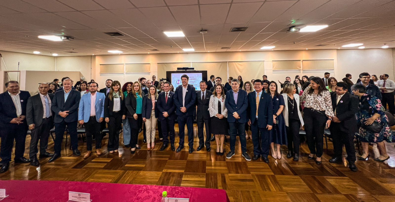 駐巴拉圭技術團與巴國工商部於9月7日(週四)在巴國工商部禮堂舉行第四期婦女賦權計畫種子基金徵選開跑活動，將選出 100位女性微中小型企業主，每位女性創業者將獲得總額2,500 美元創業基金。照片為與會人士大合照。