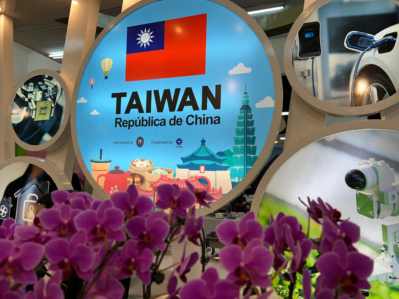 台灣館入口美麗蘭花妝點出繽紛色彩。