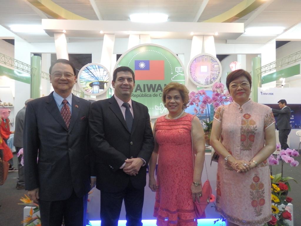 Foto de Embajador Diego L. Chou y su señora con Vicepresidente electo, Hugo Velázquez,y Gladys Bareiro de Módica, Ministra de la Corte Suprema de Justicia
