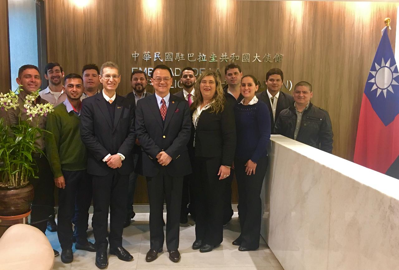 El acto de entrega de las becas fue dirigido por el Embajador de la República de China (Taiwán), Dr. Diego L. Chou y el Director General del SNPP, Lic. Ramón Maciel Rojas. Posaron para la foto con los 10 becarios el día 20 de julio, 2018.