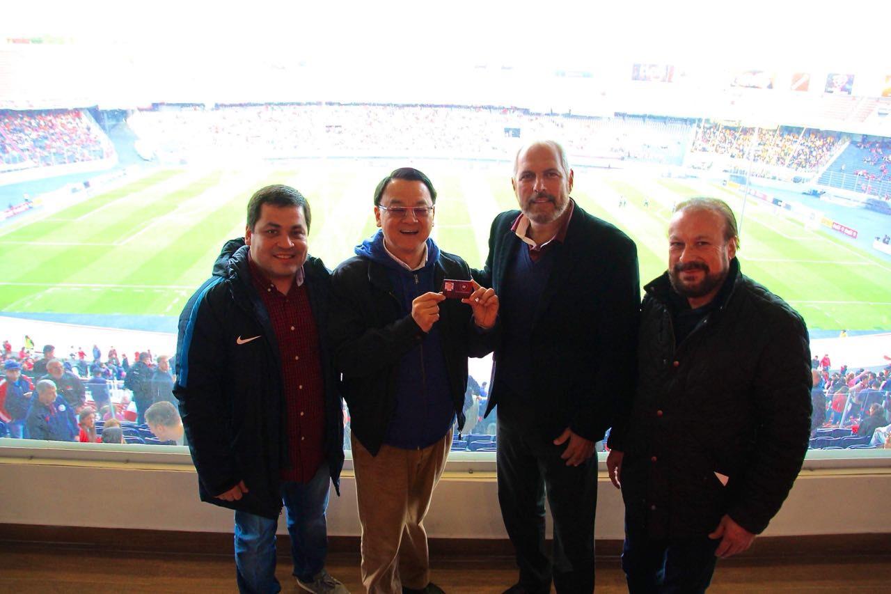 El Embajador de la República de China (Taiwán), Dr. Diego L. Chou (2º izq.), recibió la tarjeta de membresía honorífica otorgado por el Presidente del Club Cerro Porteño, Juan José Zapag(2º der.) el día 22 de julio, 2018.