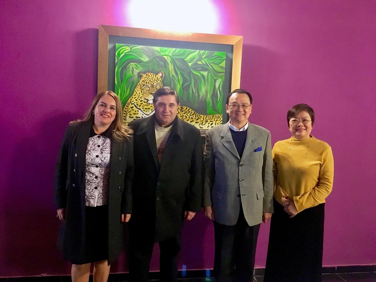 Embajador de la República de China (Taiwán), Dr. Diego L. Chou con su señora, Celia Lee de Chou, visitaron al intendente de Fernando de la Mora, Alcides Riveros Candia con su señora esposa.
