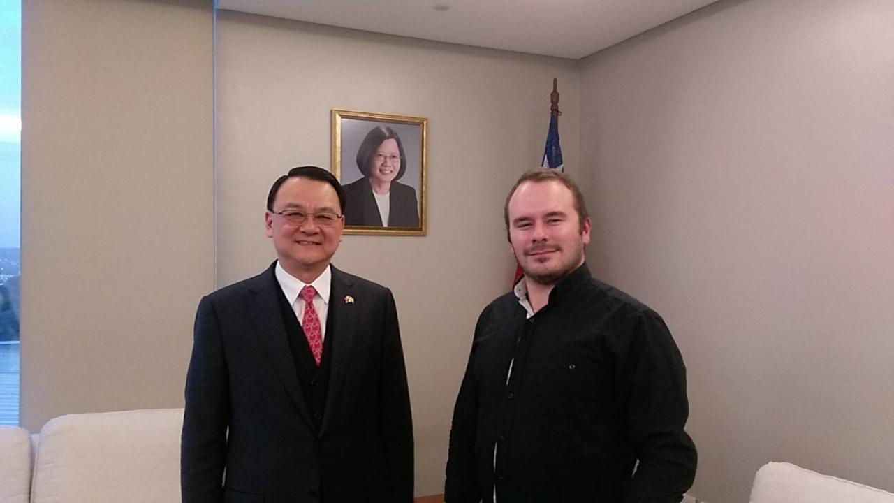 El Embajador de la República de China (Taiwán) fue entrevistado por el periodista Laurence Blair el día 12 de julio, 2018, posaron para la foto despúes la entrevista.
