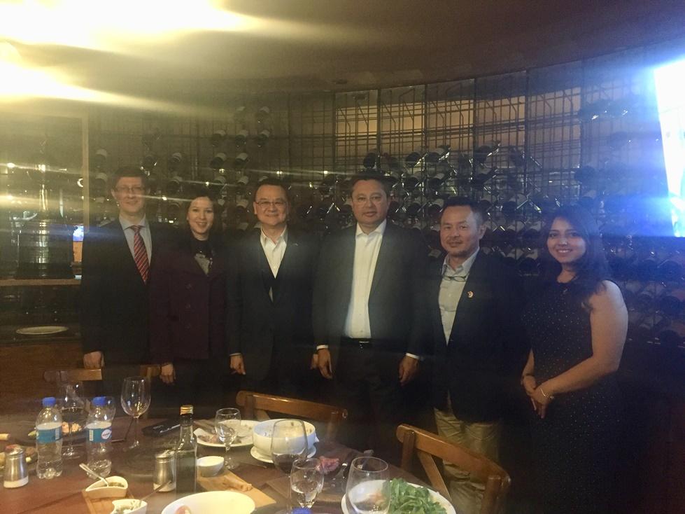 Una delegación de la Universidad Nacional de Ciencia y Tecnología de Taiwán compuesta por los arquitectos Ying-Chao Kuo(2º der.) y Vanessa Landazuri(1ª der.), prevén reuniones con sus pares paraguayos y evaluarán in situ a la futura sede definitiva de la universidad, ubicada en Madame Lynch casi Avenida Aviadores del Chaco, destinado a la construcción del campus de la Universidad Politécnica Taiwán-Paraguay. Posaron para la foto con el Embajador de la República de China (Taiwán), Dr. Diego L. Chou(3º izq.), el Ministro de Industria y Comercio Gustavo Leite(3º der.) el día 23 de julio, 2018.