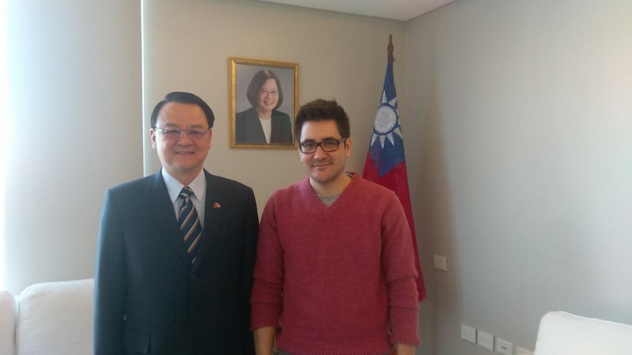 El Embajador de la República de China (Taiwán) en el Paraguay, Dr. Diego L. Chou, posa para la foto con el periodista Rubén Ibañez el día primero de agosto, 2018.