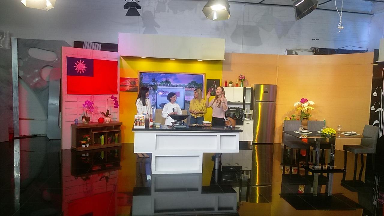 La cocinera Crisitina Chen mostró los ingredientes del plato de pacú con 5 sabores, estuvieron juntas con Avelina Liu, primera secretaria de la Embajada de Taiwán, y las anfitrionas Lizzi Piñanes y Antoniella Pacielllo en el día 28 de agosto, 2018.