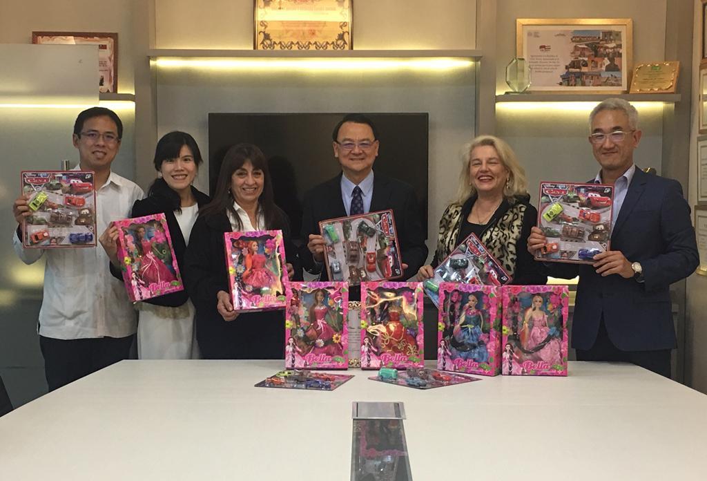 El Embajador de la República de China (Taiwán) en el Paraguay, Dr. Diego L. Chou, donó juguetes a la Asociación Rural del Paraguay para unos 700 niños indígenas de Aché en el departamento Caaguazú el día 16 de agosto, 2018. Fue recibido por Maria Yolanda de Ruíz, presidenta de dicha asociación.