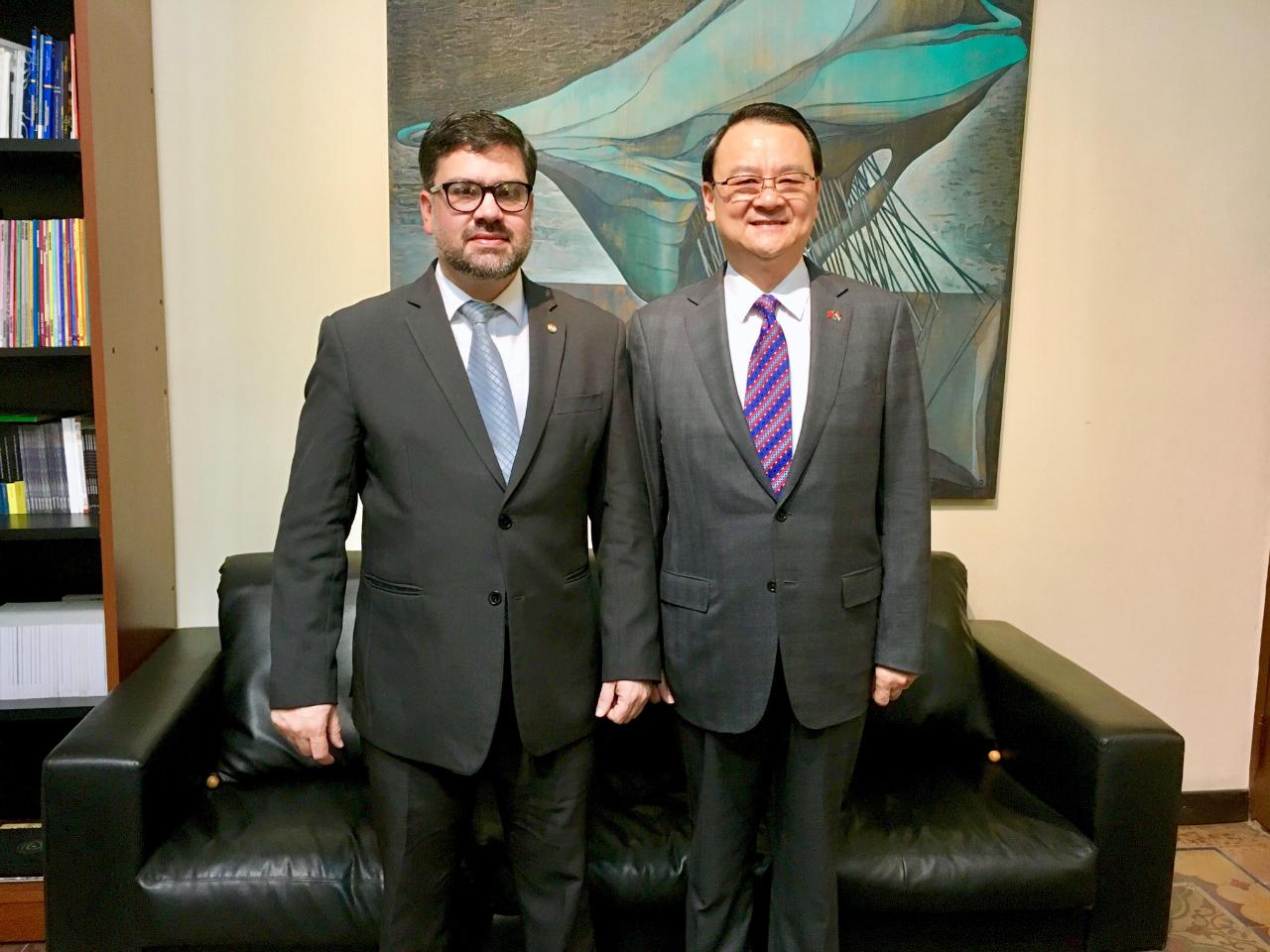El Embajador de la República de China (Taiwán), Dr. Diego L. Chou(d), visitó al Ministro de la Secretaría Nacional de Cultura (SNC), Rubén Capdevila(i), el día de 19 de septiembre 2018.