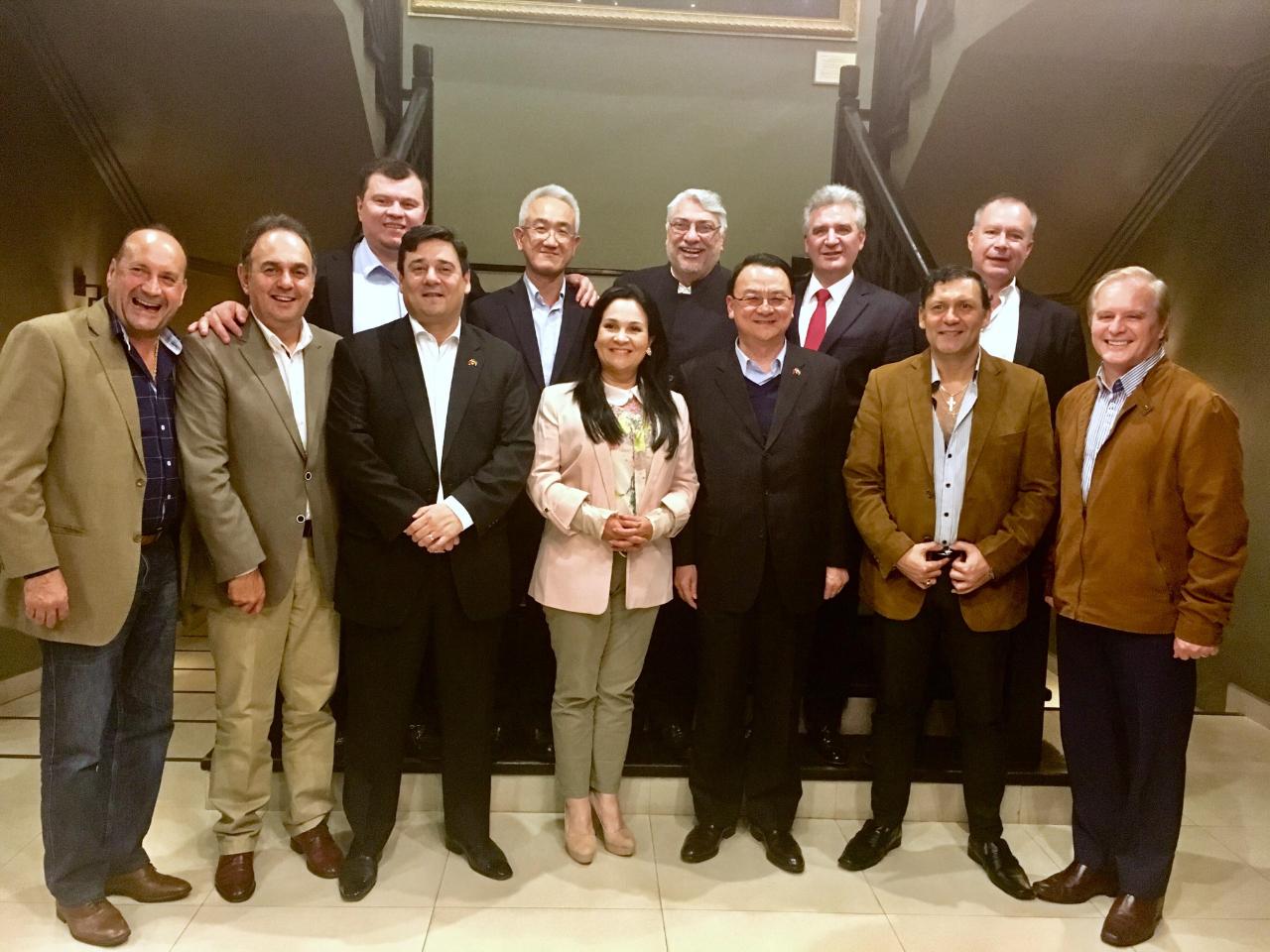 El Embajador de la República de China (Taiwán), Dr. Diego L. Chou(tercero de derecha, primera fila), posaron para fotos con los miembros sendatores de la Comisión Parlamentaria de Amistad Paraguaya - República de China (Taiwán) el día 5 de septiembre, 2018.