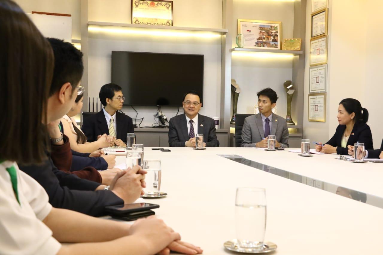 El Embajador de la República de China (Taiwán), Dr. Diego L. Chou junto con los miembros de la embajada y la misión técnica, dos profersores de la Universidad Taiwan Tech, estuvieron en una entrevista de la Revista FOCO el día 14 de septiembre, 2018.