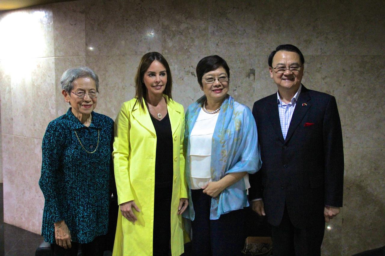 La Primera Dama de la Repúlbica del Paraguay, Silvana López de Abdo, participó el show de acrobatas taiwaneses en la sala de convenciones del BCP el día 16 de septiembre, 2018. Posaron para fotos antes la presentación. De izquierda a derecha: Jefa de la delegación acrobata, Dra. Chang Fu-mei, Primera Dama Silvana López de Abdo, Señora Celida Lee de Chou, esposa del Embajador de Taiwán, Dr. Diego L. Chou, el Embjador de la República de China (Taiwán).