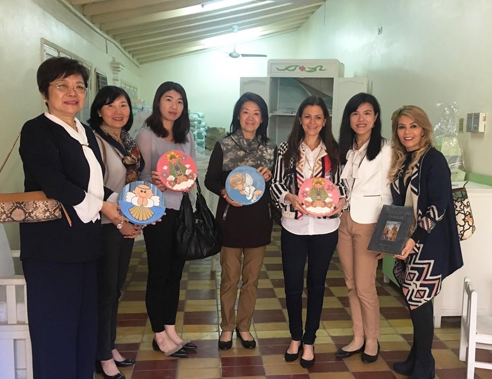 La Señora del Embajador de la República de China (Taiwán), Celia Lee de Chou (primera de la izquierda), con las damas de la Embajada visitaron a la Fundación Casa Cuna, estuvieron recibido por Patricia Seifart (primera de la derecha) de dicha fundación el día 5 de septiembre, 2018.