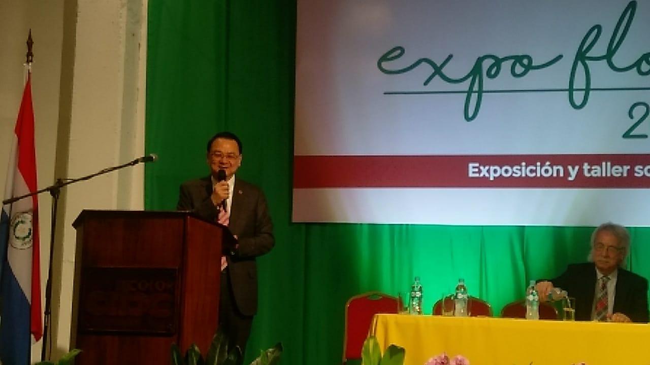 El Embajador de la República de China (Taiwán), Dr. Diego L. Chou, dirigió palabras en la inauguración de EXPO Flora de ABC 2018. Dijo, “Paraguay cuenta con las condiciones favorables y con gente muy diligente. La Misión Técnica de Taiwán, aportó el método del cultivo de orquídeas con resultados muy positivos”, mencionó que Taiwán es uno de los principales productores y exportadores. “Producimos por valor de 200 millones de dólares americanos. Por eso pusimos nuestro esfuerzo para ayudar a Paraguay”.