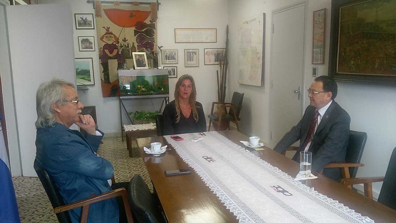 El Embajador de la República de China (Taiwán), Dr. Diego L. Chou(d), estuvo en la visita al Diario ABC Color con la Directora Natalia Zuccolillo(c) y el Gerente de Relaciones, Rufo Medina(i).