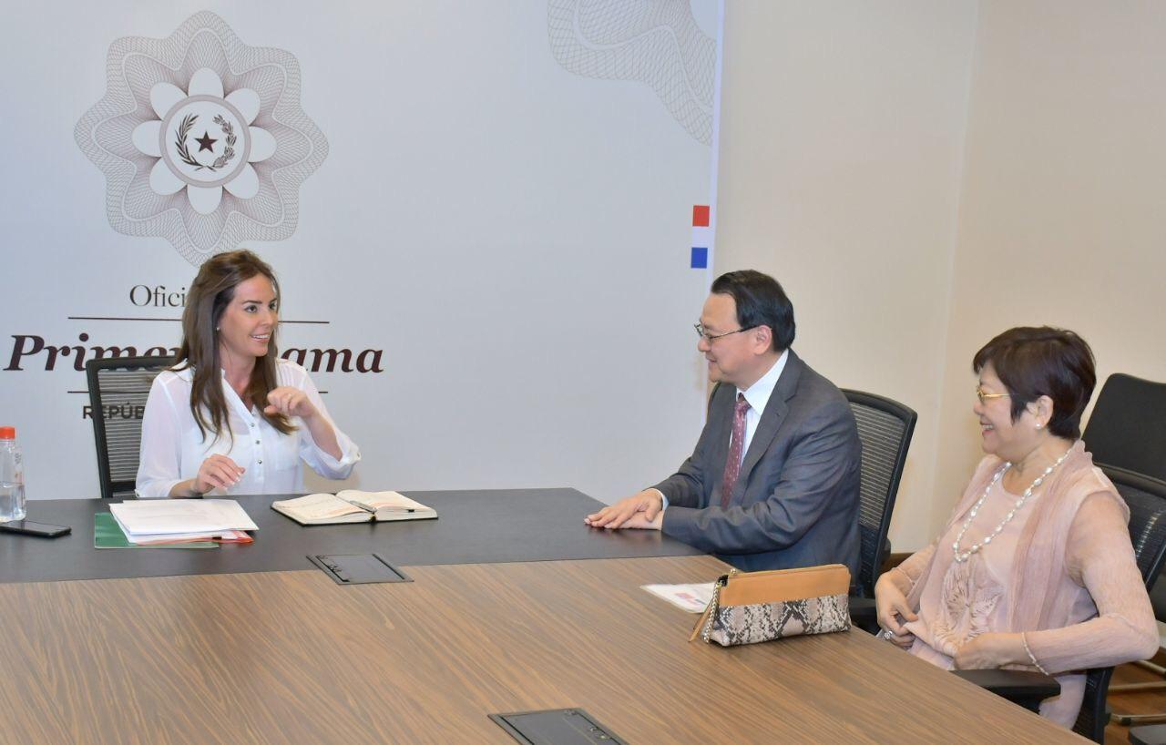 El Embajador de la República de China (Taiwán), Dr. Diego L. Chou con su señora, Celida Lee de Chou, visitaron a la Primera Dama, Silvana López de Abdo en su despacho el día 30 de agosto, 2018.