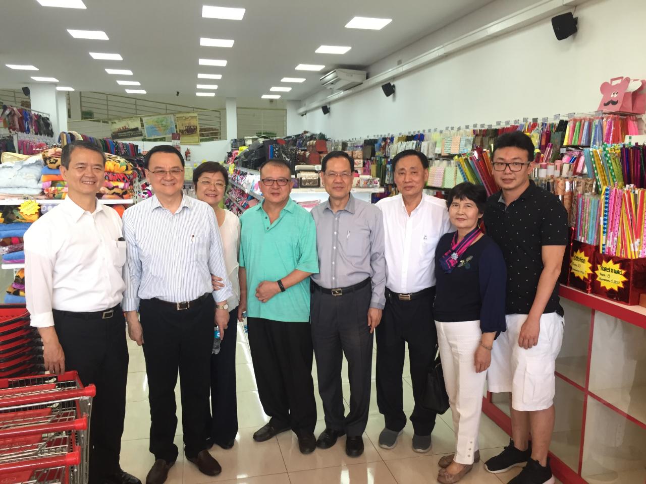 El Embajador de la República de China (Taiwán), Dr. Diego L. Chou junto con su señora, Celia Lee de Chou, estuvieron acompañado por el Cónsul General en la Ciudad del Este, Lucas Kuen-Pu Chen, visitaron a los empresarios taiwaneses en Encarnación el día 8 de septiembre, 2018.