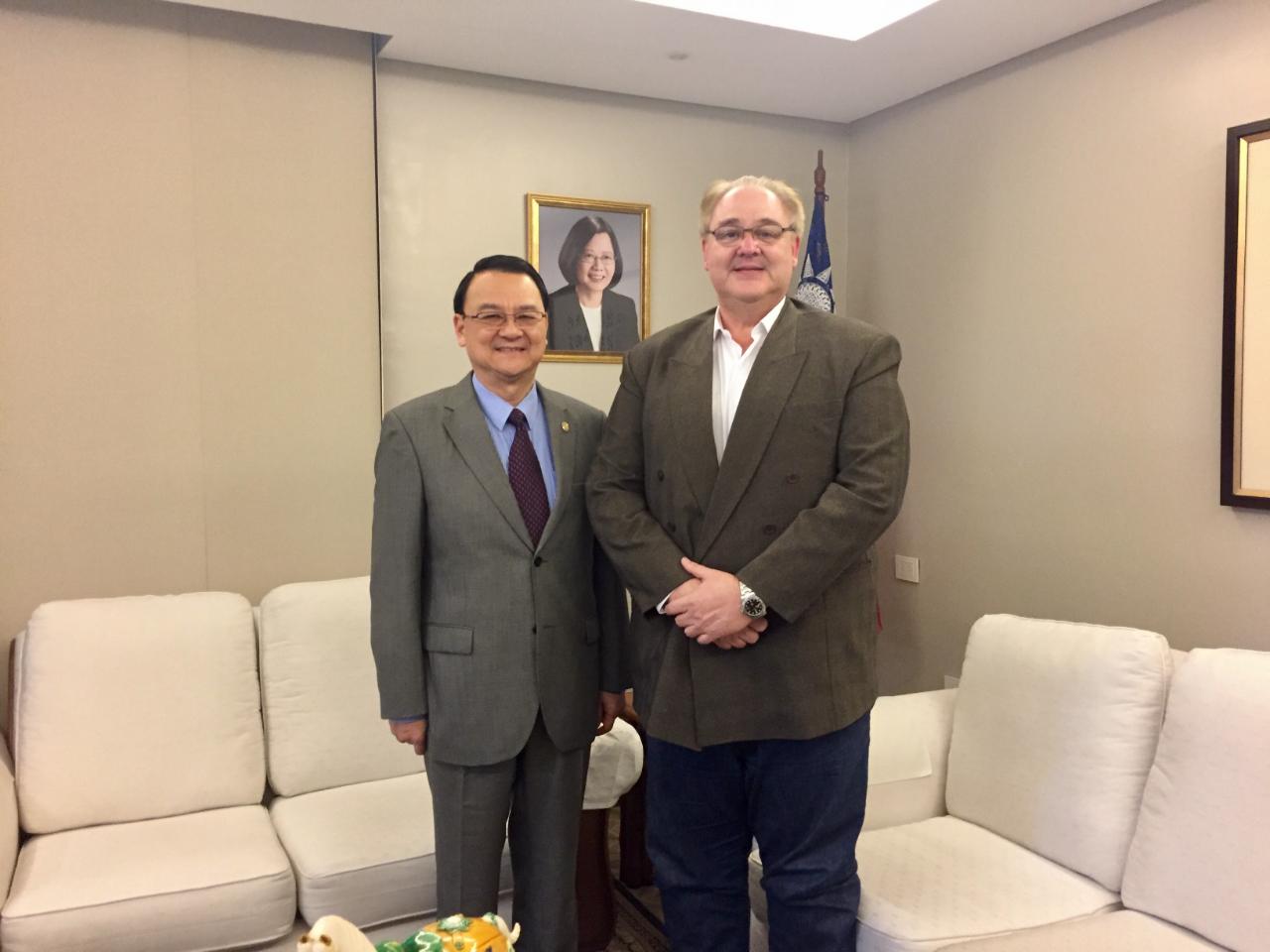 El Gobernador del Alto Paraná, Roberto González(d) visitó al Embajador de la República de China (Taiwán), Dr. Diego L. Chou, el día 14 de septiembre, 2018. Ambos intercambiaron opiniones sobre los temas de producciones y educación.