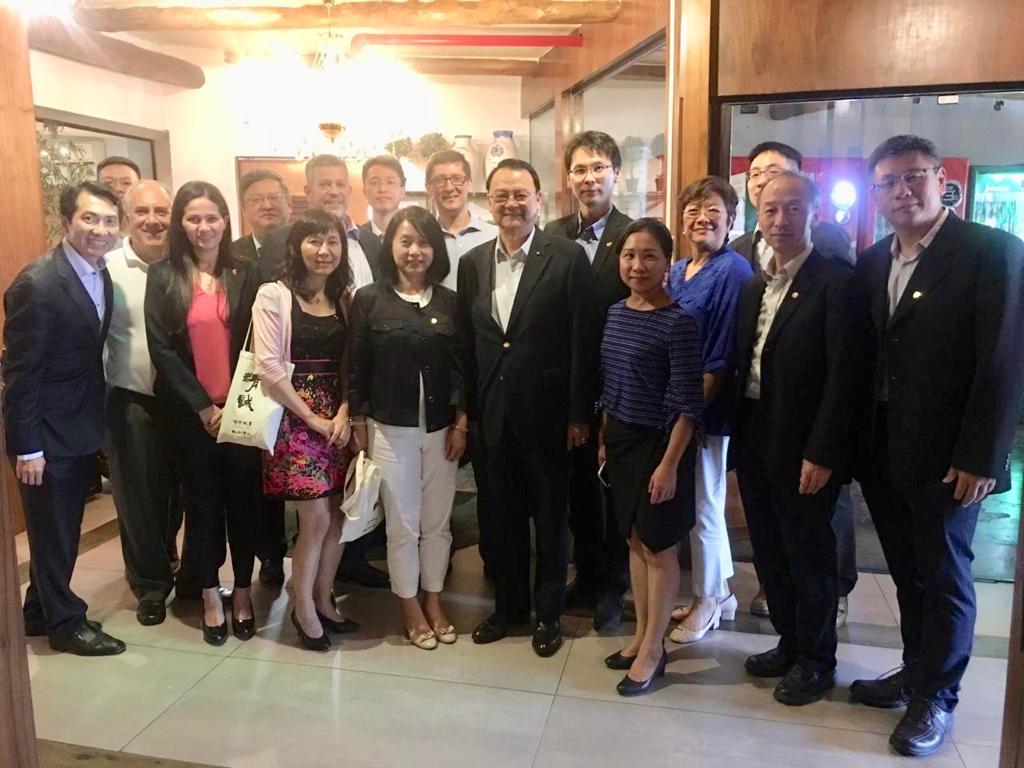 En el almuerzo ofrecido por el Embajador de Taiwán en el Paraguay, Dr. Diego L. Chou y su señora, al Rector de la Universidad Politécnica Taiwán-Praguay y la comitiva de la Universidad Nacional de Ciencia y Tecnología de Taiwán (TaiwanTECH, por sus siglas en inglés), posan para la foto con los miembros de la Embajada.