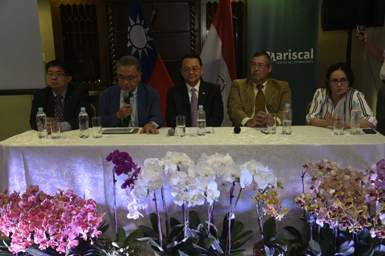 Disertantes en la Conferencia de Prensa