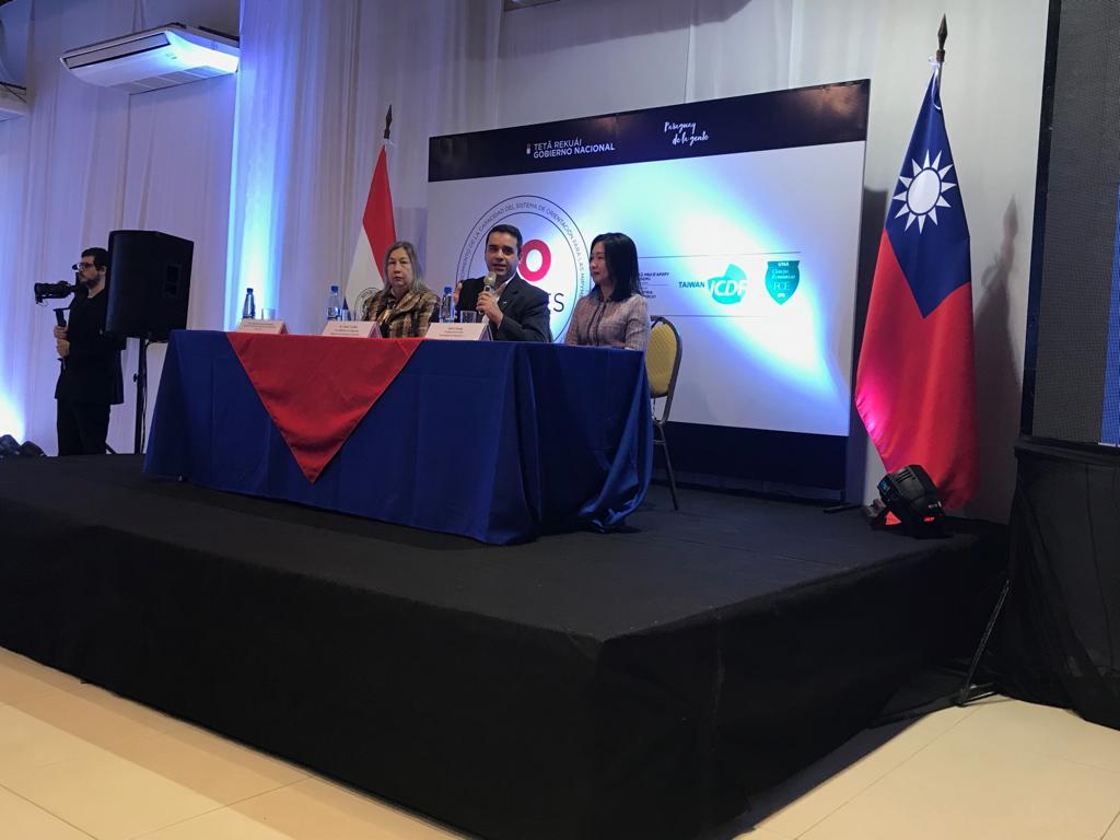 El día 27 de junio del corriente, se realizó el “Seminario de Estrategias de apoyo a las MIPYMES paraguayas para su inclusión en cadenas de valor”, donde se celebró el lanzamiento de la marca Ñaguaru, de la Asociación de Confeccionistas y Afines de la ciudad de Yaguarón. Asistieron al seminario la Primera Secretaria Inés Chang, Encargada de Negocios a.i. de la Embajada de la República de China (Taiwán), la Sra. Teresa Mercedes Salvioni Durañona, Directora de Relaciones Nacionales e Internacionales, de la Facultad de Ciencias Económicas de la UNA, el Sr. Isaac Godoy, Viceministro de MIPYMES del MIC e invitados especiales.