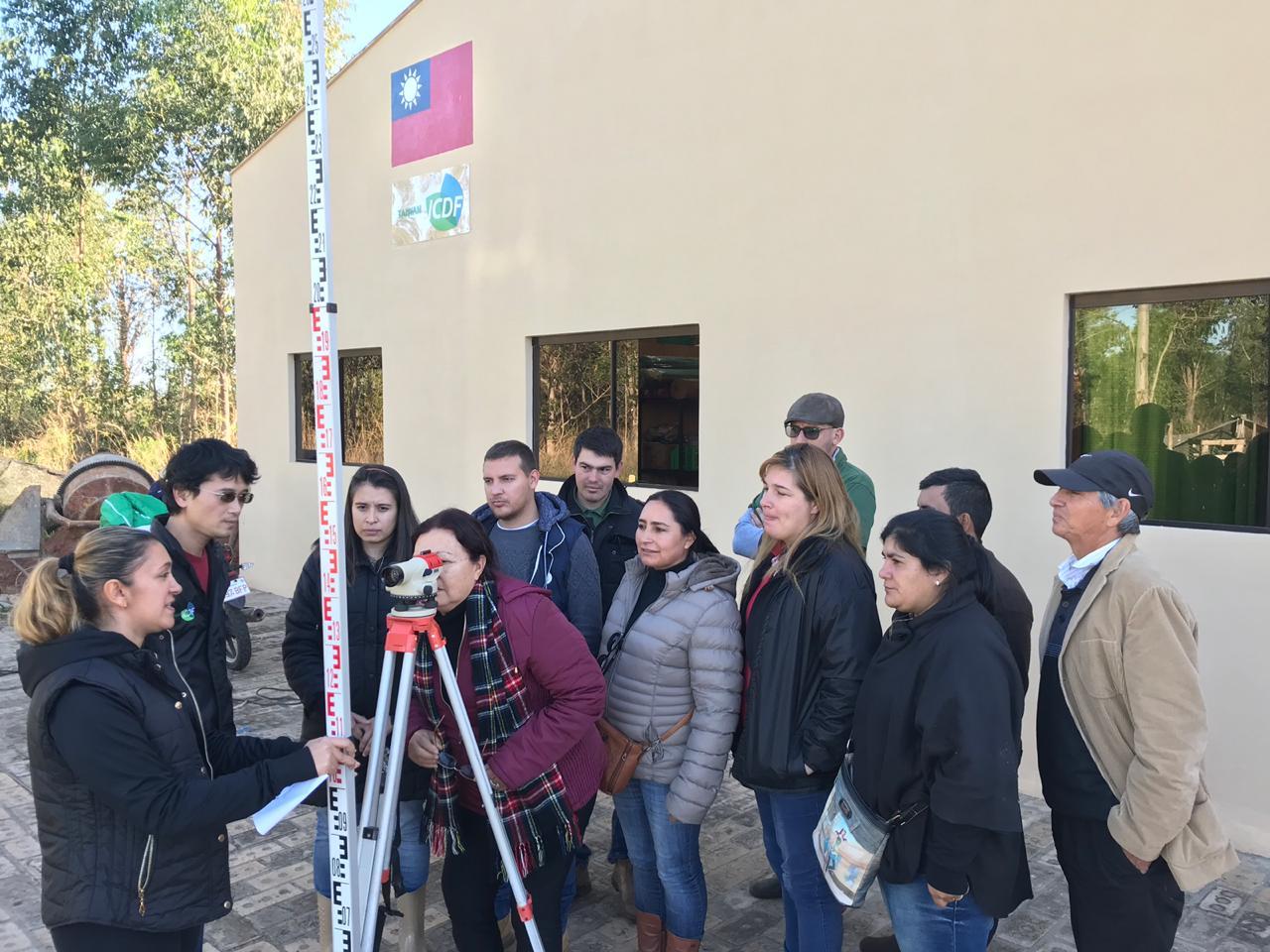 Entre los temas desarrollados se menciona la situación de piscicultura en Paraguay, aspectos a tener en cuenta para trabajar en piscicultura, preparación de balanceado artesanal, fileteado de tilapia, muestra de suelo, nivelación de la tierra, análisis de costo, marcado piscícola entre otros temas.
