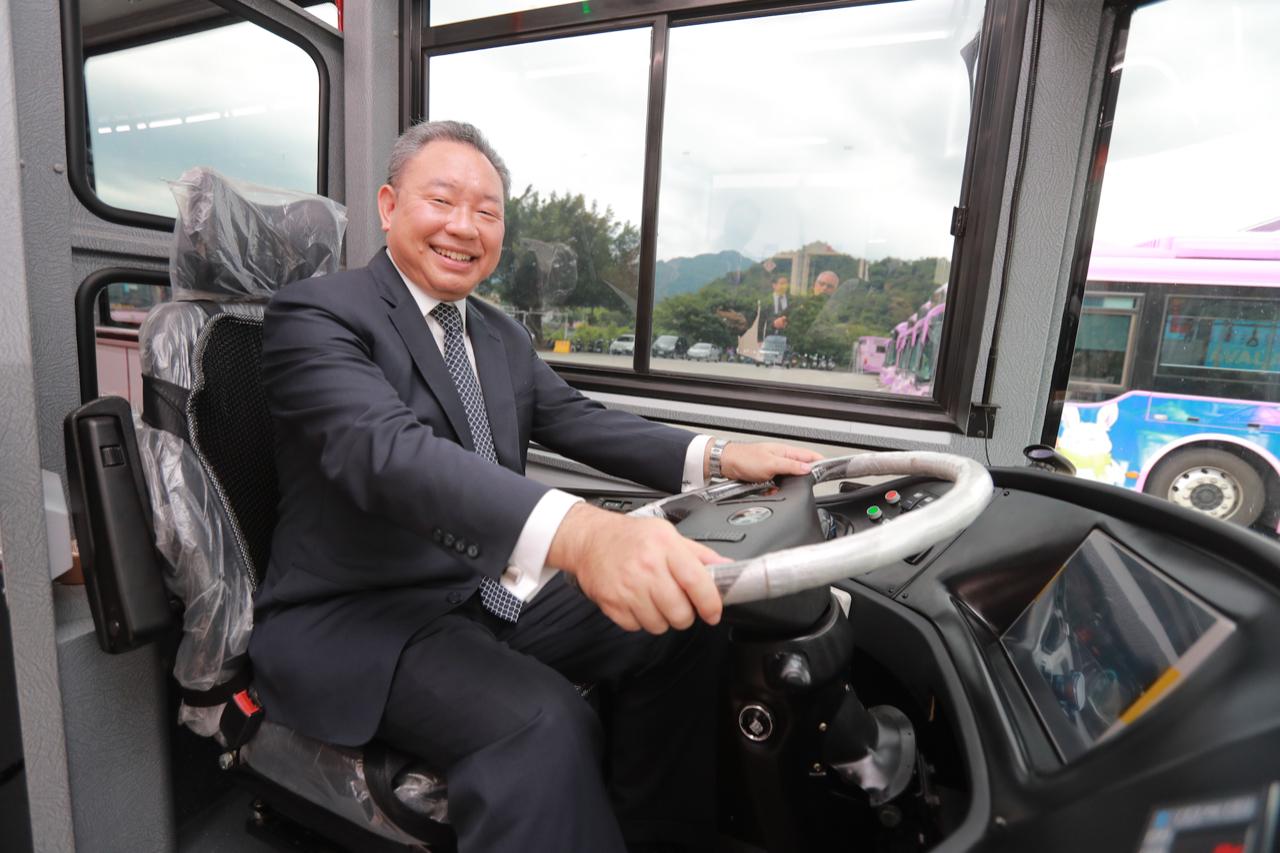 Diplomáticos de alto rango de Taiwán?? y Paraguay?? hoy visitaron a la estación de transportes en Taipéi, a conocer las funciones de 2 buses eléctricos?? donados por Taiwán. Junto con sus técnicos arribarán al Paraguay✈️⛴️ una vez que permitan las medidas sanitarias de apertura.