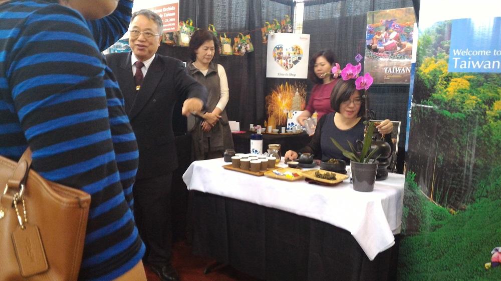 駐加代表處林副代表夫人李幸娟女士的茶藝展示