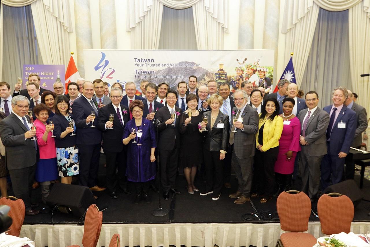 駐加拿大臺北經濟文化代表處陳文儀代表夫婦昨晚在渥太華主持「2019年臺灣之夜」，有60多位加國聯邦參眾議員親自出席，期盼臺加關係更加強化。