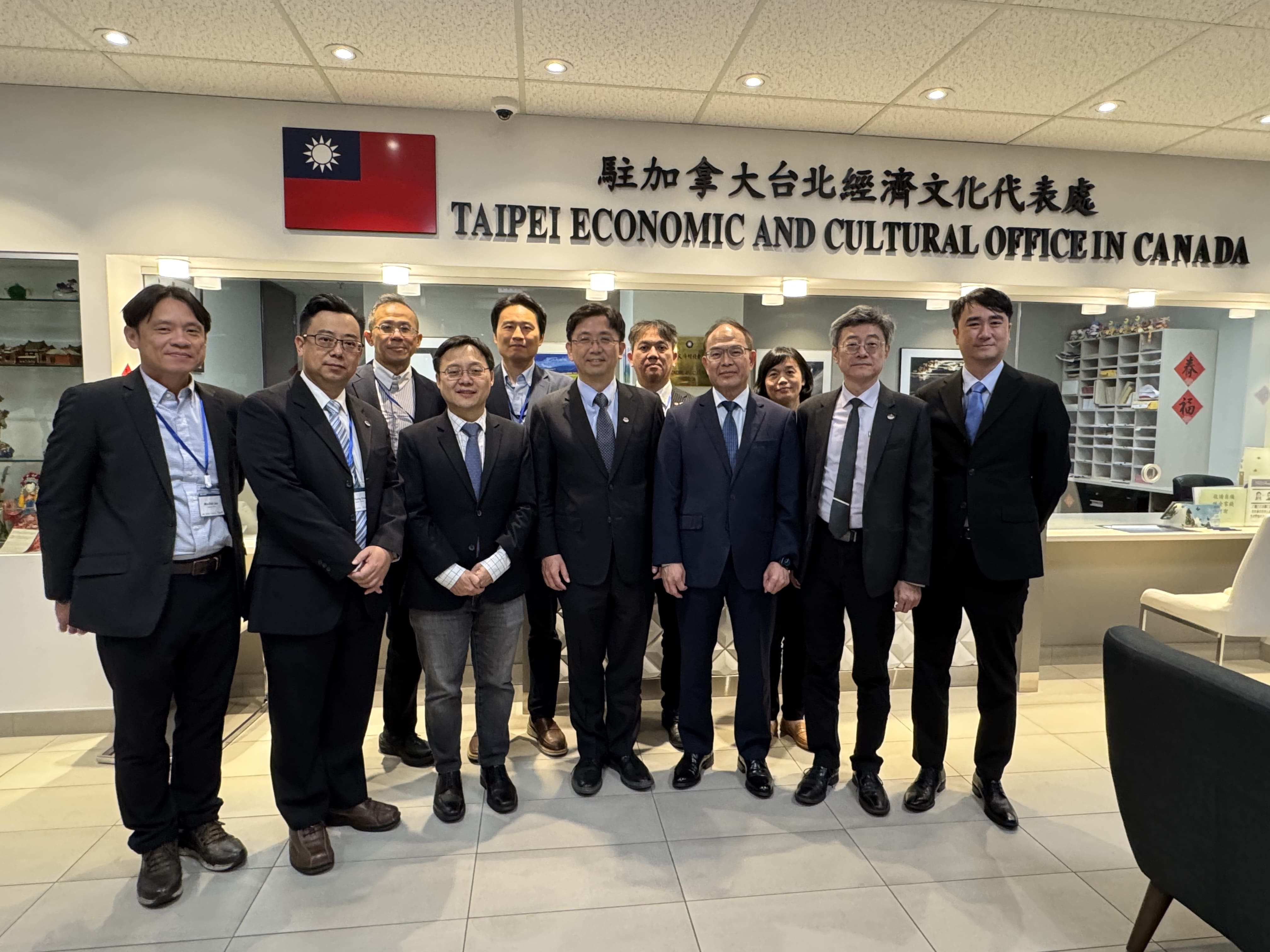 前排右三本處曾大使、前排右四國家實驗研究院國家地震中心歐昱辰主任、前排右二國家地震中心柴駿甫副主任、後排左二本處科技組黃執中組長