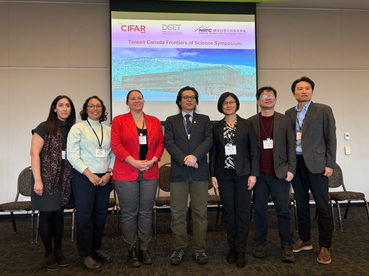 (左起)
1.全球研究夥伴關係經理Azin Van Moorsel
2.次世代方案計畫經理Shruti Muralidhar
3.加拿大CIFAR執行總監 Véronique Dault
4.國科會副主委陳炳宇
5.「科技、民主與社會研究中心(DSET)」杜文苓主任
6.「科技、民主與社會研究中心(DSET)」連賢明副主任
7.駐加拿大科技組組長黃執中