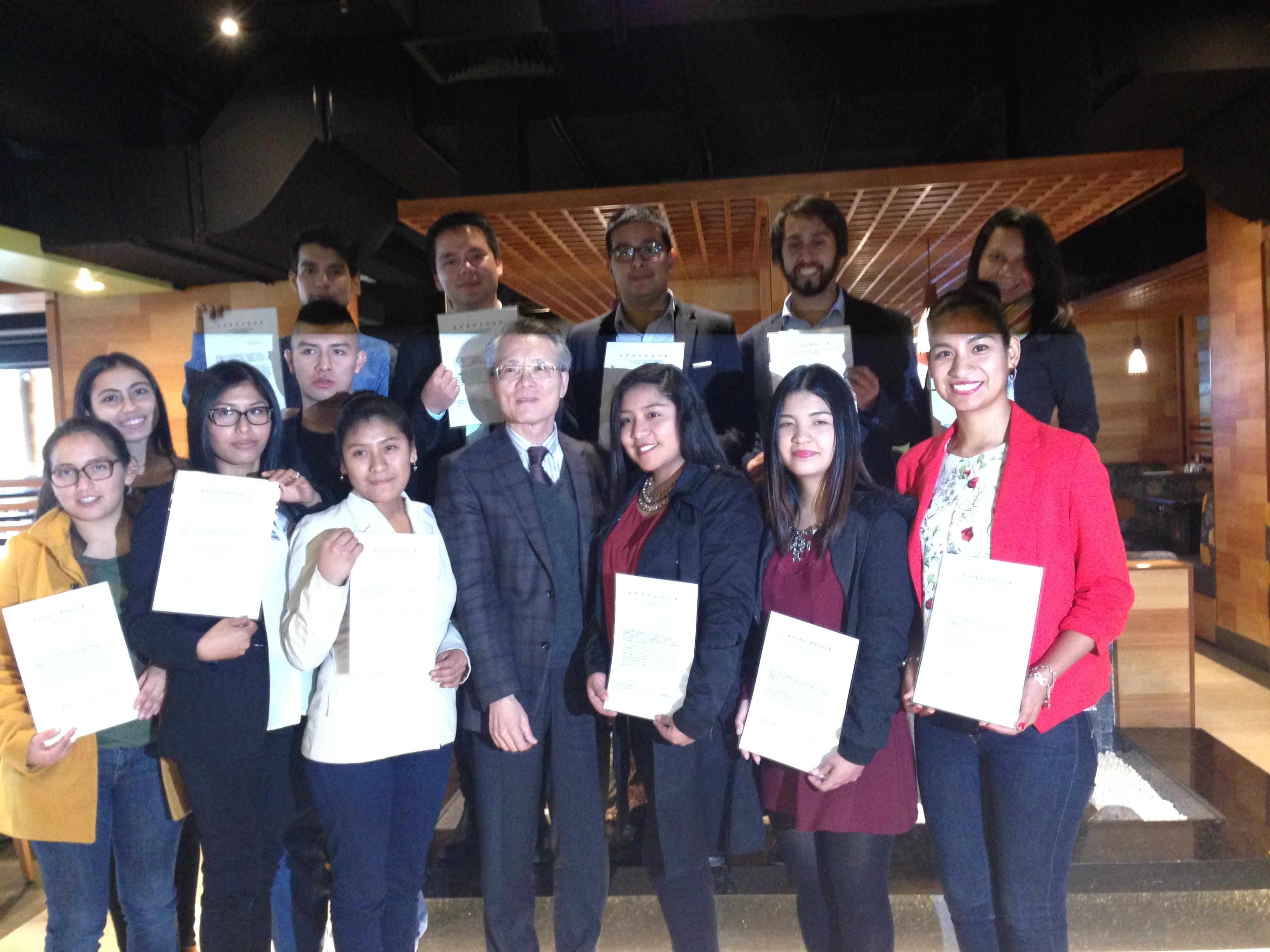 為提升台秘雙邊學術交流合作關係，駐秘魯代表處賡續辦理台灣獎學金及華語文獎學金計畫，本年度共有15名秘魯青年學子獲獎，將於本年8-9月間赴台就讀大學、研究所及華語課程。