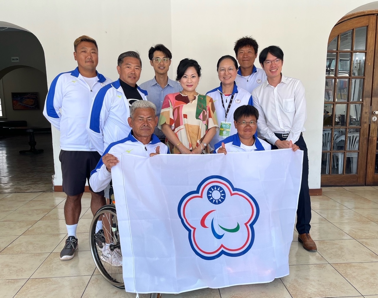 左起：周修愷教練、廖智雄領隊、本處林秘書文彥、莊管理艷惠、趙防護員柏全、本處洪秘書大鈞