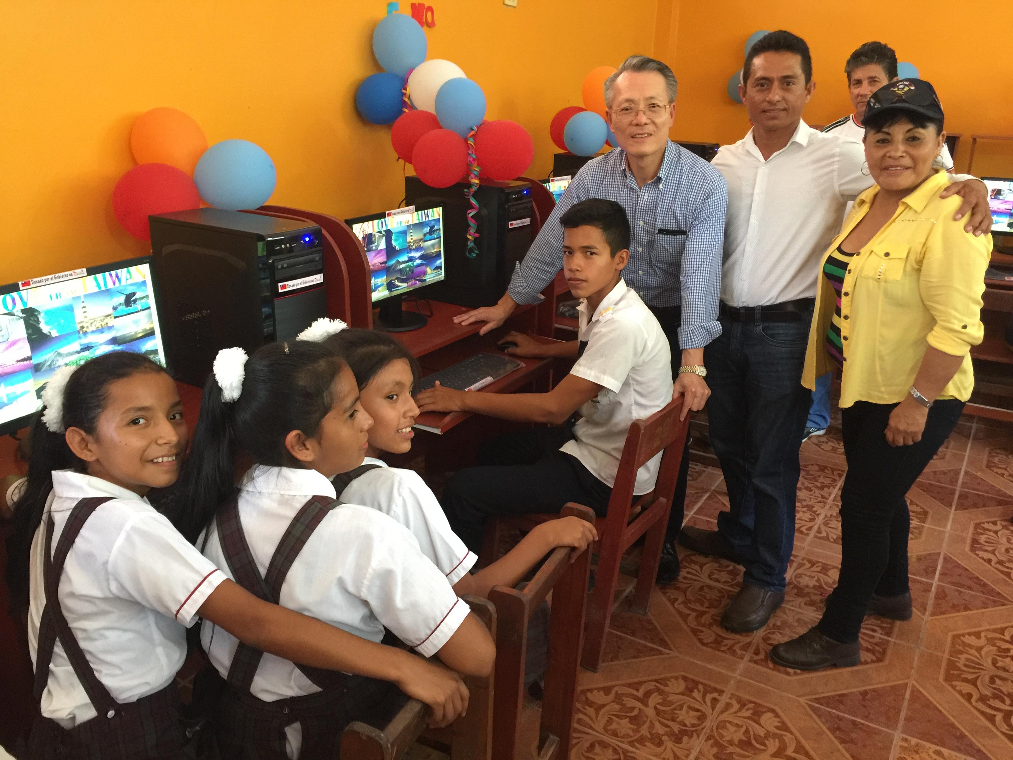 Con el propósito de ayudar y contribuir con el pueblo de San Martín, el pasado 21 de diciembre del presente año, el Gobierno de Taiwán a través de la Oficina Económica y Cultural de Taipei,  hizo la entrega de  15 computadoras destinadas al centro de cómputo del Colegio “César Ruiz Reátegui”  en el distrito de Pucacaca.