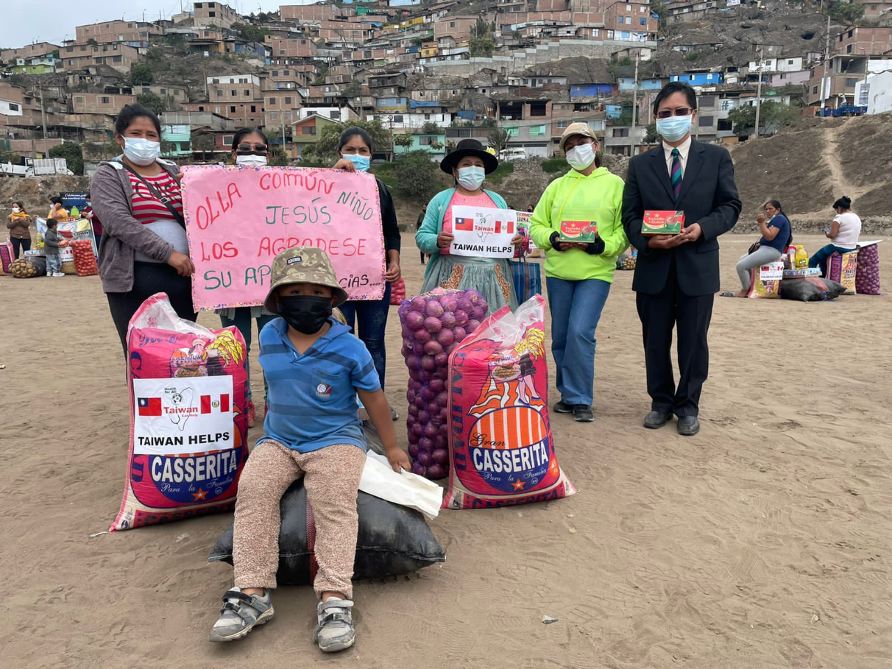 Entregar ayuda alimentaria a varias Ollas Comu... Oficina Económica y Cultural de Taipei en el