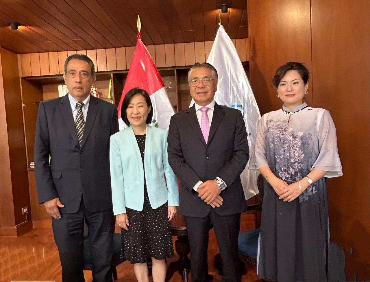 Repr. Francisca Yu-Tsz Chang (Dcha.) posa con Ing. Jesús Salazar Nishi, Pdte. de SNI, Ing. Antonio Castillo y Sra. Cynthia Kiang (Izq segunda). 