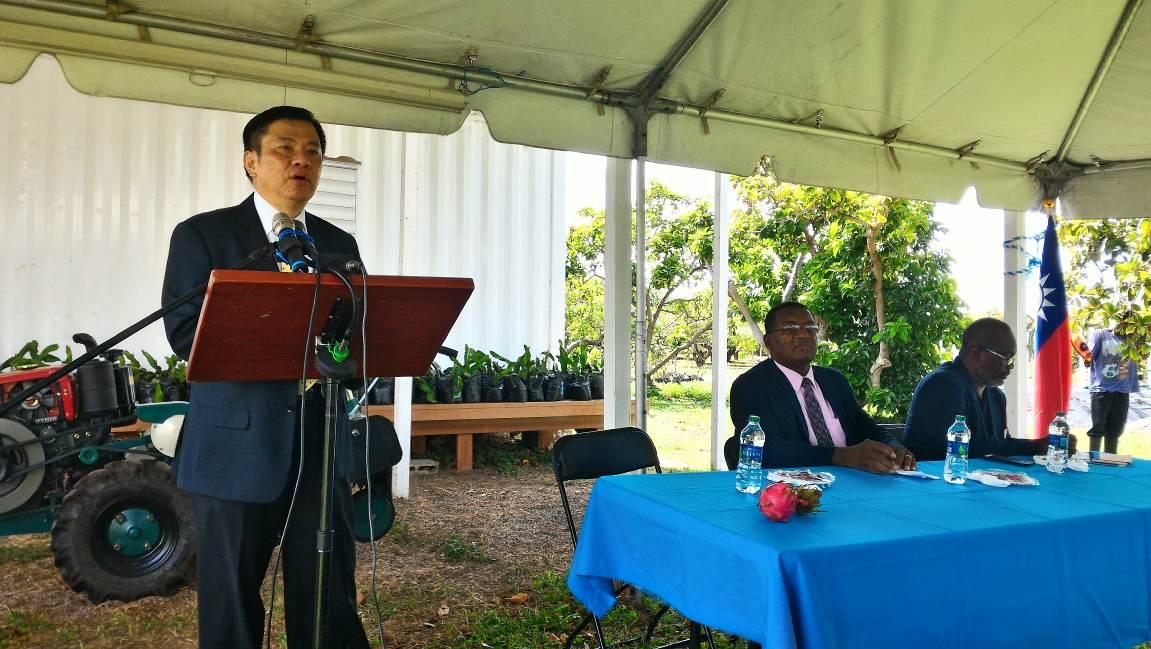 駐聖克里斯多福及尼維斯丘大使高偉（站立者）在火龍果推廣講習會開幕式致詞