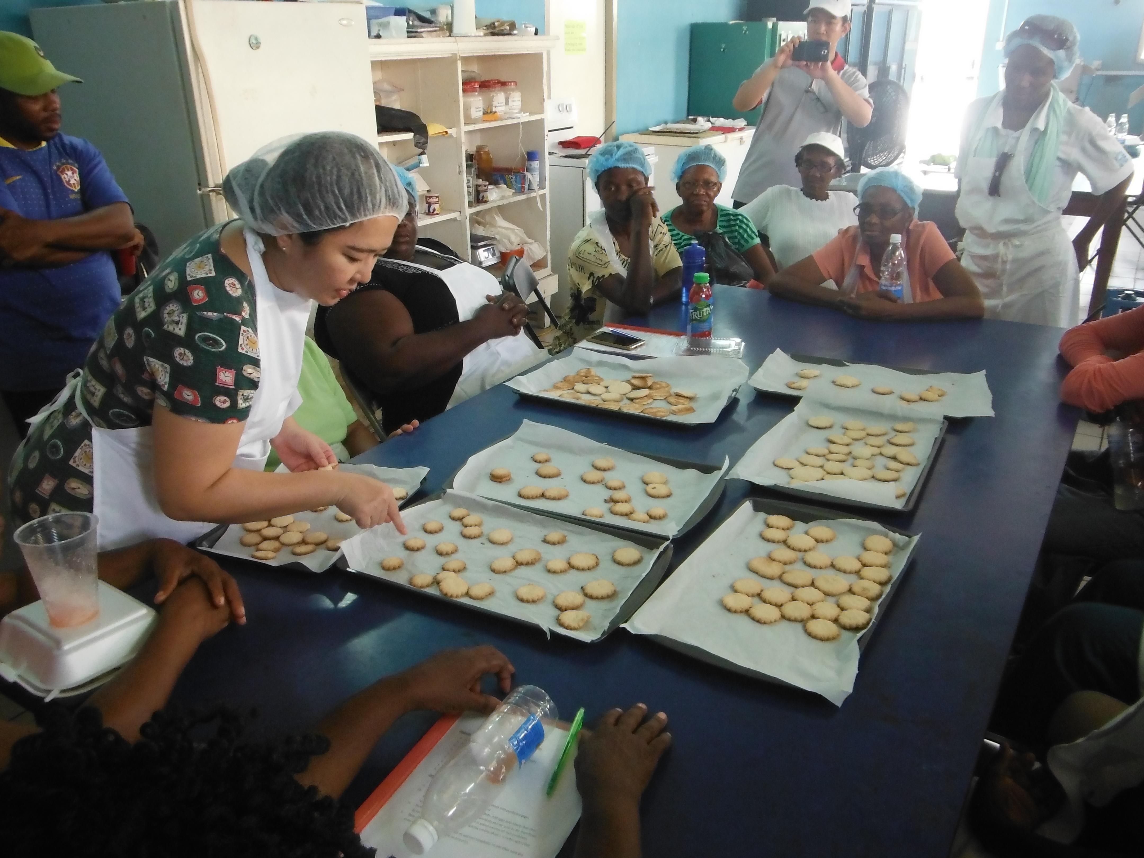 聖克里斯多福及尼維斯食品加工商業化發展專家派遣計畫李怡誼經理(左二)於2016年11月10日在無麩質餅乾製作研習班與學員分享產品成果