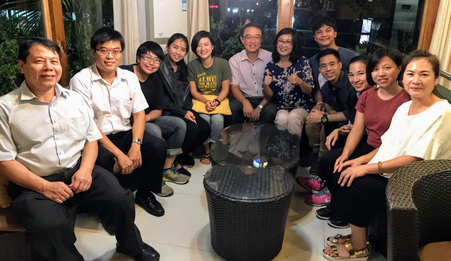 中華民國駐聖露西亞大使沈正宗夫婦與福音船(Logos Hope)臺灣志工船員合影