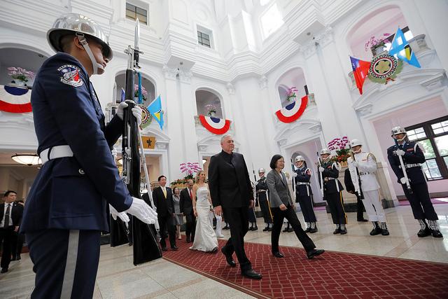 President Tsai accompanies Saint Lucia Prime Minister Allen Chastanet and Mrs. Chastanet to walk into the Presidential Office Building