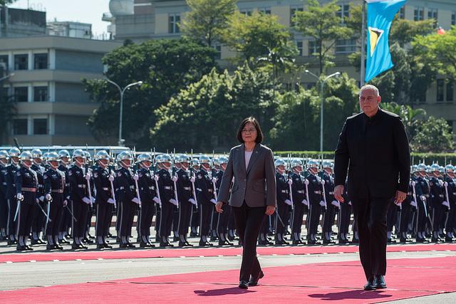 President Tsai and Saint Lucia Prime Minister Allen Chastanet review the tri-service honor guards