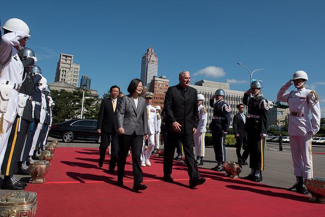President Tsai personally welcoms Saint Lucia Prime Minister Allen Chastanet and Mrs.Chastanet
