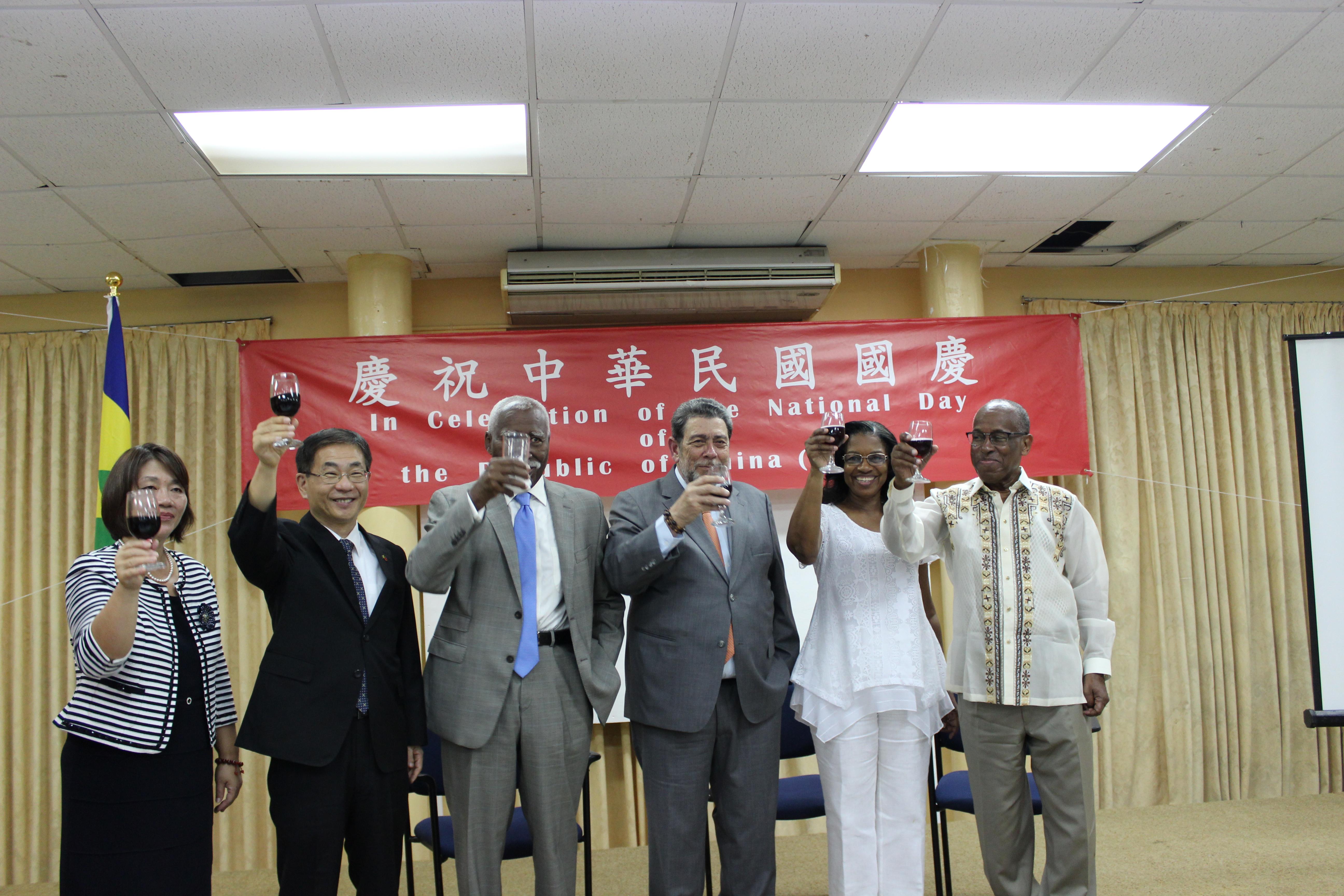 聖國政要與葛大使夫婦於105年國慶啟惠舉杯祝賀我國運昌隆
（左至右）：葛大使夫人、葛大使、聖國總督、總理、副總理兼外長夫人、副總理兼外長