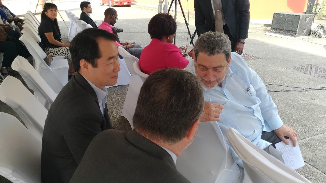 駐聖文森國大使何震寰本（6）月15日應聖國投資局之邀出席Everything Vincy+ EXPO 2018啟動典禮時，何大使與龔總理及巴西大使交流經貿意見。