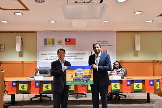 何大使震寰（左）象徵性移交龔沙福部長（右）「電子文件暨檔案管理計畫」（EDRMS）（107.11.10）