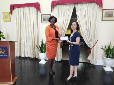 范大使惠君代表政府捐贈56,000東加幣給聖國總督蘇珊朵根基金會救助輟學少女
